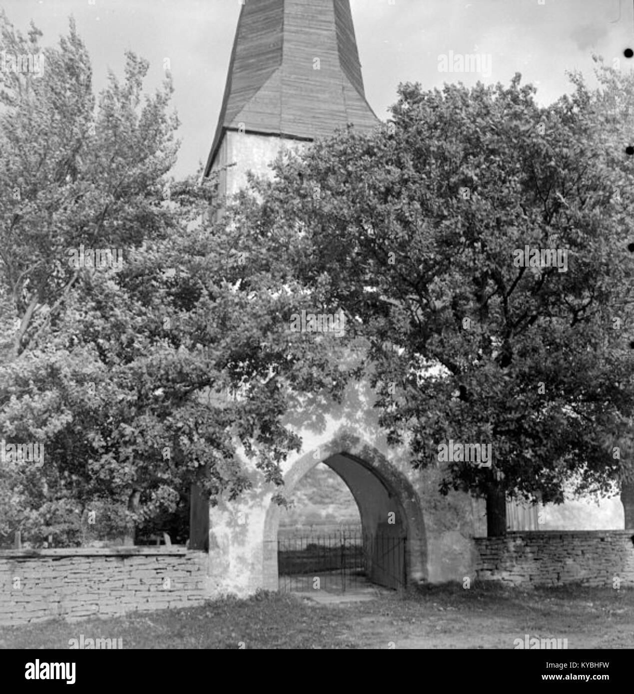 Die När-Kirche auf Gotland, Schweden, ist eine mittelalterliche Kalksteinkirche, die für ihre romanische Architektur, mittelalterliche Wandmalereien und Bedeutung in der kirchlichen Geschichte Gotlands bekannt ist. Stockfoto