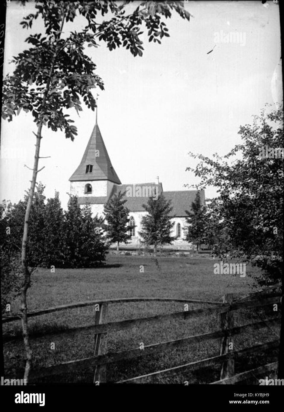 Die Näs-Kirche in Gotland, Schweden, ist eine mittelalterliche Kalksteinkirche, die sich durch ihr romanisches Design und ihre erhaltenen Wandmalereien, die lokale kirchliche Kunst widerspiegeln, auszeichnet. Stockfoto