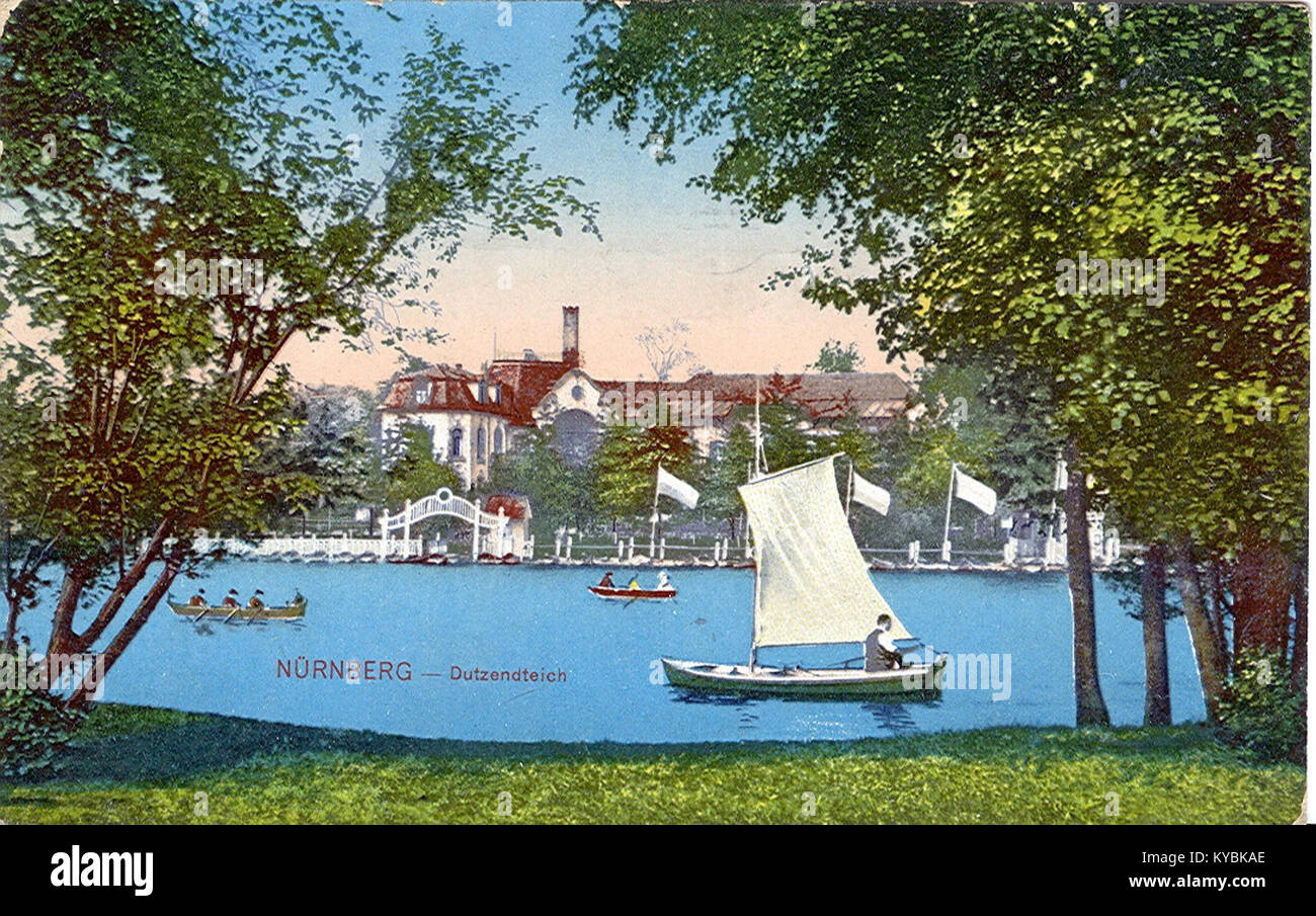 Das Dutzendteich in Nürnberg ist ein historischer See und Park, bekannt für seine natürlichen Besonderheiten und seine historische Bedeutung, einschließlich seiner Nutzung als Teil des Nürnberger Rallye-Geländes. Stockfoto