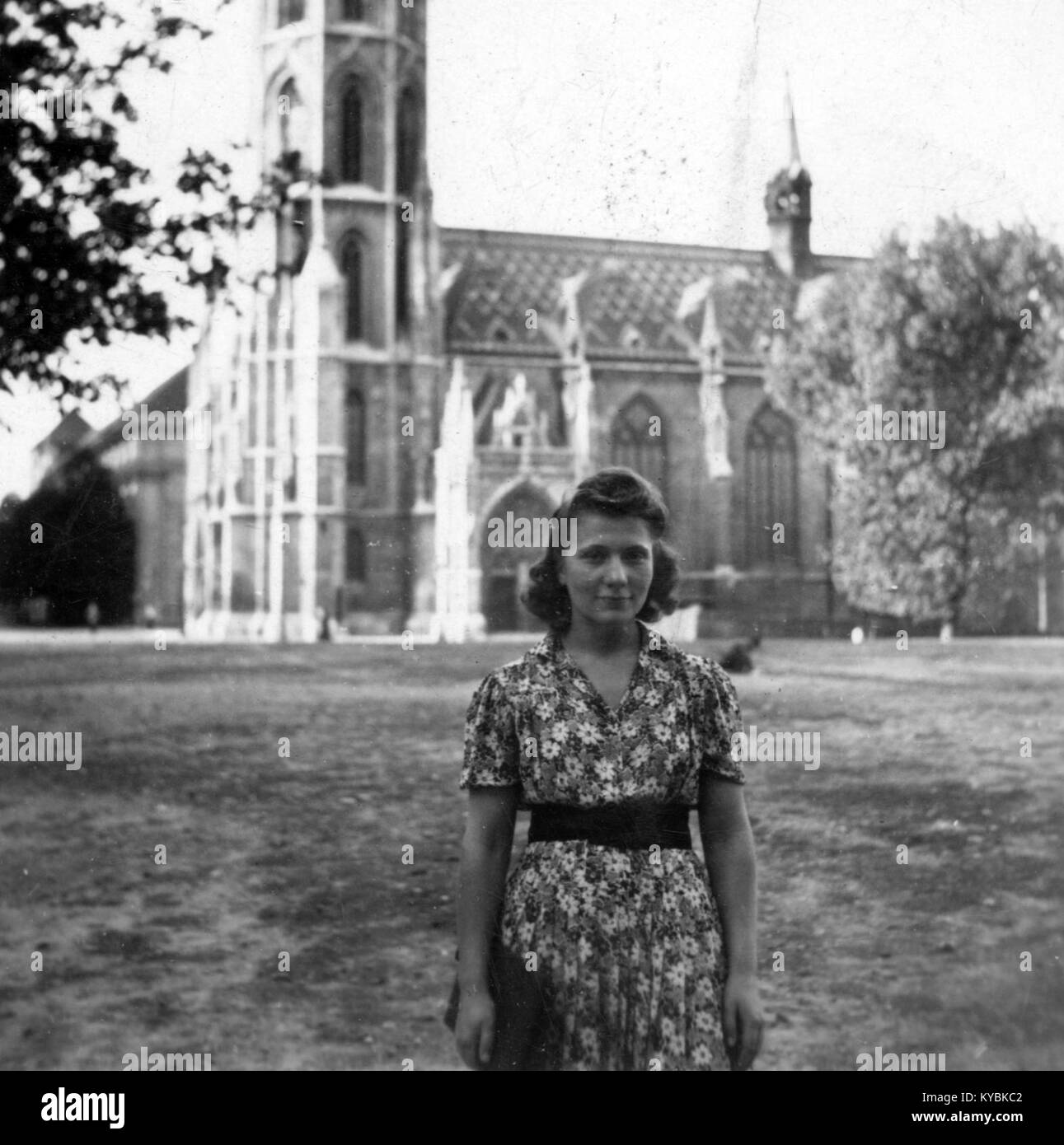 Weibliches Porträt aus dem frühen 20. Jahrhundert, aufgenommen in der Nähe der Matthiaskirche in Budapest, Ungarn, mit historischen Kleidern und urbanen Umgebungen. Stockfoto