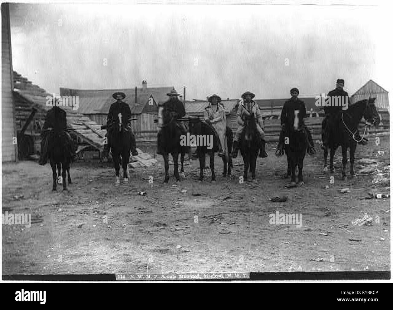 Dieses Foto zeigt die Scouts der Nordwest-berittenen Polizei in Macleod, Nordwest-Territorien, Kanada, und zeigt die historische Rolle der berittenen Polizei bei der Aufrechterhaltung von Recht und Ordnung in der Region während des späten 19. Jahrhunderts. Stockfoto