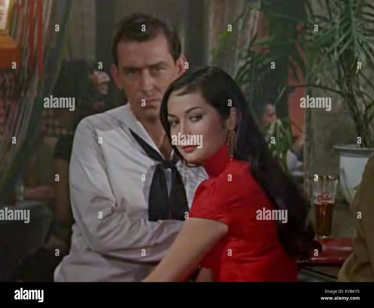 Das Bild zeigt die Schauspielerin Nancy Kwan in dem Film The World of Suzie Wong aus dem Jahr 1960 und hebt ihre Rolle in dieser filmischen Adaption eines Romans hervor. Stockfoto