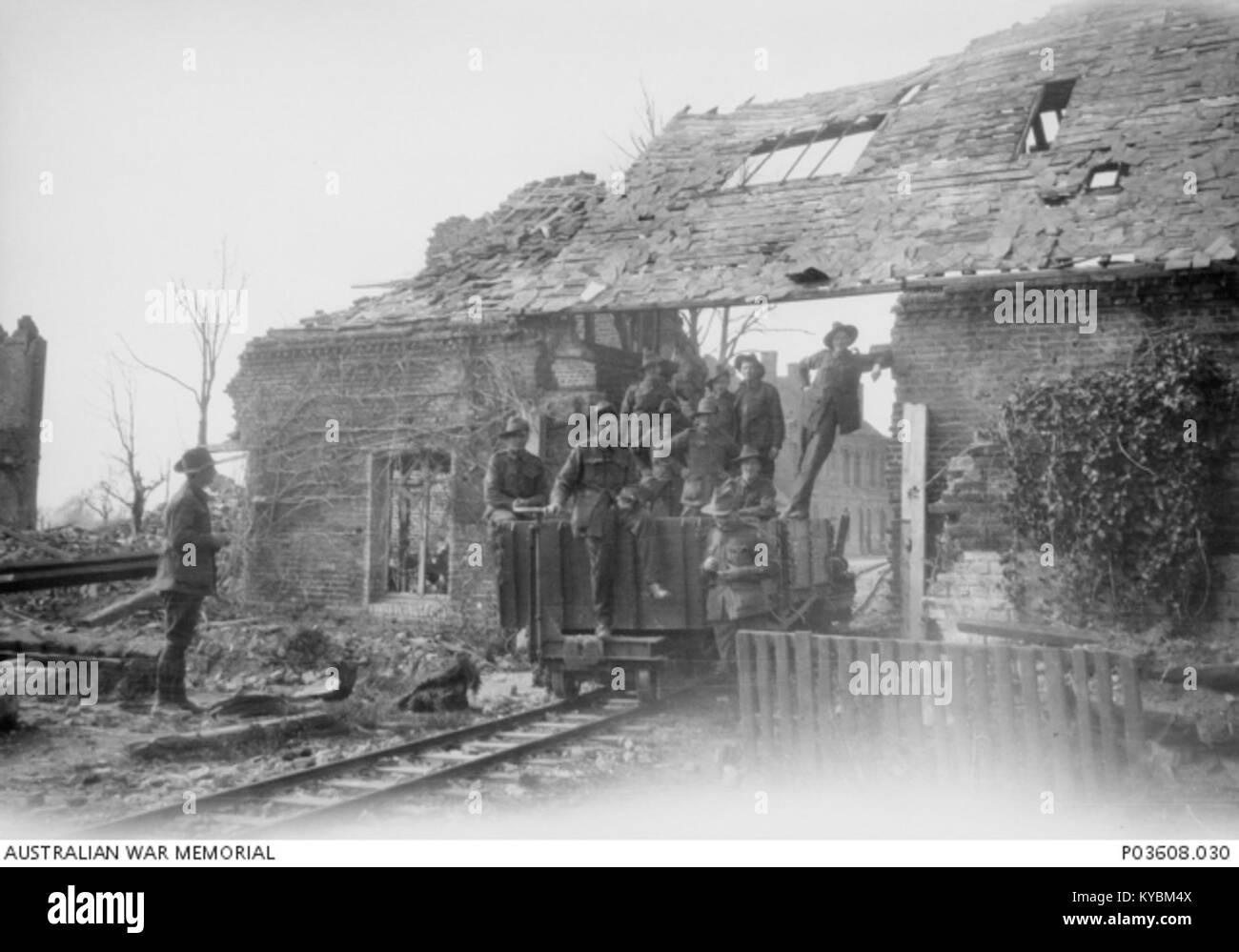 Dieses Bild zeigt einen Schmalspurwagen der D-Klasse neben einer australischen Besatzung und einer 20-ps-Lokomotive Simplex in Peronne, Frankreich. Es fängt einen historischen Moment des Verkehrs während des Ersten Weltkriegs ein Stockfoto