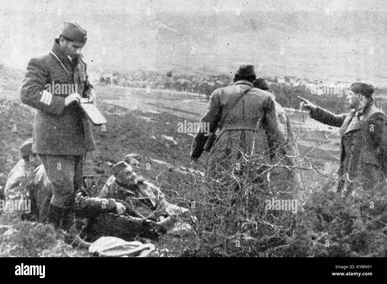 Ein Foto von 1945, das den Befehlshaber der 4. Armee an einem Beobachtungsposten in der Nähe von Bihać, Bosnien, während der letzten Phasen des Zweiten Weltkriegs zeigt. Stockfoto