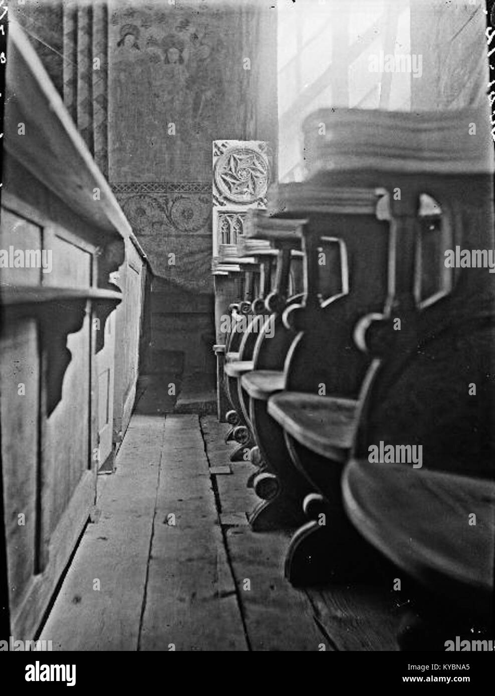 Die Kirche Nederluleå in Gammelstad, Schweden, ist eine gut erhaltene mittelalterliche Kirche aus Stein, die gotische Architektur und bedeutendes Kulturerbe widerspiegelt. Stockfoto