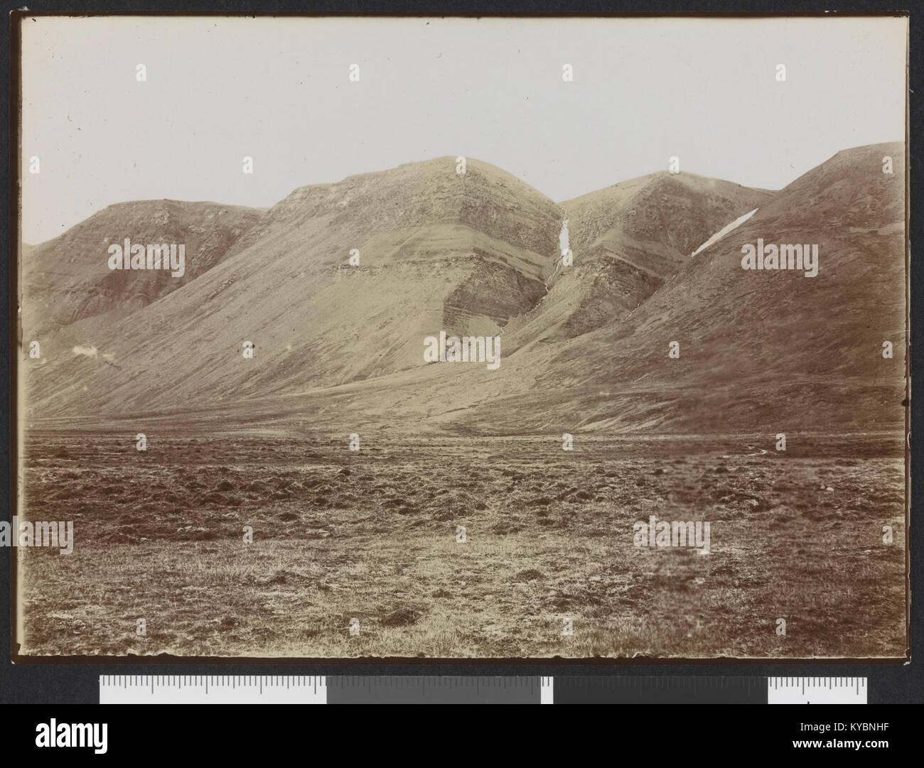 Foto vom 16. August 1909, das das Grøndalen-Tal mit sichtbaren horizontalen geologischen Schichten zeigt und die natürlichen Landformationen in der Region dokumentiert. Stockfoto