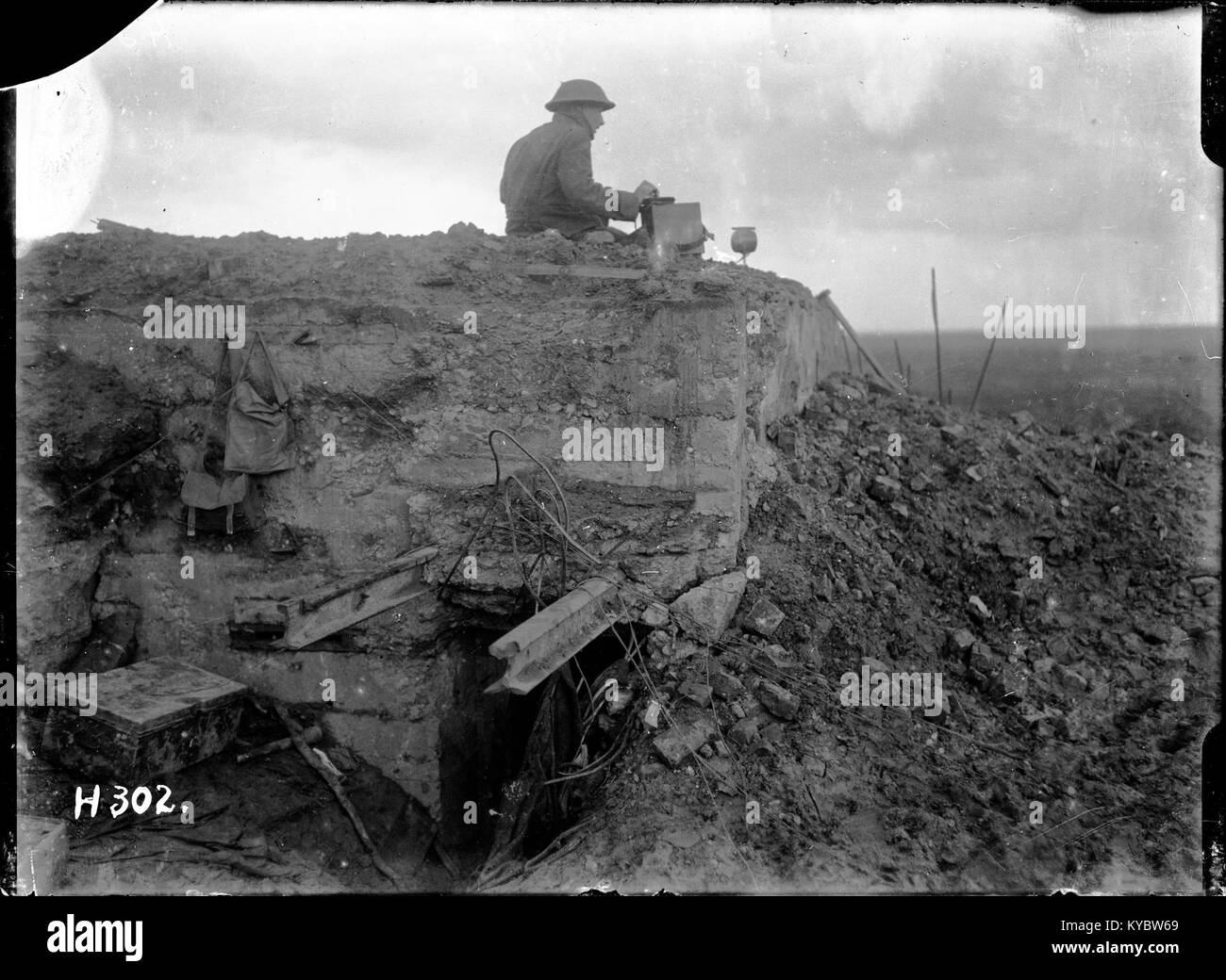 Ein Bild des Ersten Weltkriegs, das einen neuseeländischen Signalgeber auf einem deutschen Ausgrabungsschiff zeigt, das die Rolle der militärischen Kommunikation während des Konflikts veranschaulicht Stockfoto
