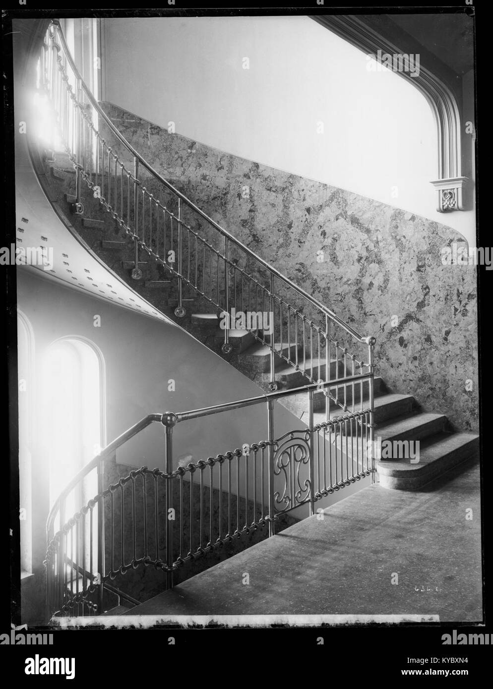 Dieses Bild mit dem Titel „Nobelgaarden interiør“ zeigt das Innere des Nobelgaarden-Grundstücks in Norwegen und dokumentiert die architektonischen und gestalterischen Details eines historischen norwegischen Innenraums. Stockfoto