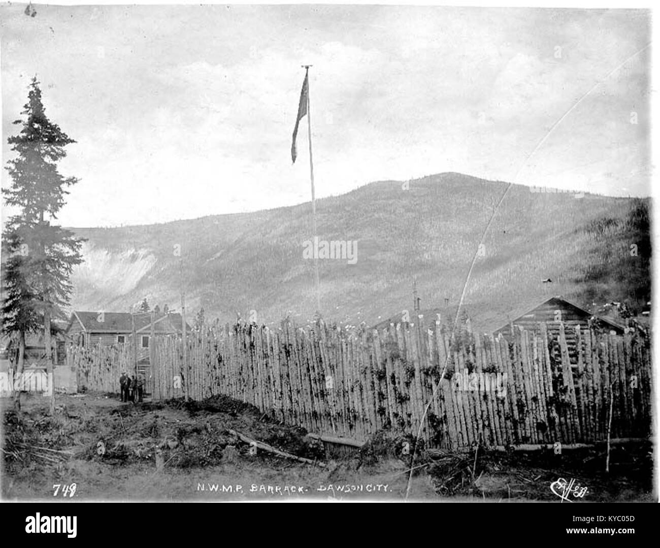 Ein historisches Foto, das die North-West Mounted Police Stockade und Kasernen in Dawson, Yukon Territory, zeigt, datiert um 1898 und veranschaulicht die Strafverfolgungseinrichtungen während des Klondike Gold Rush. Stockfoto