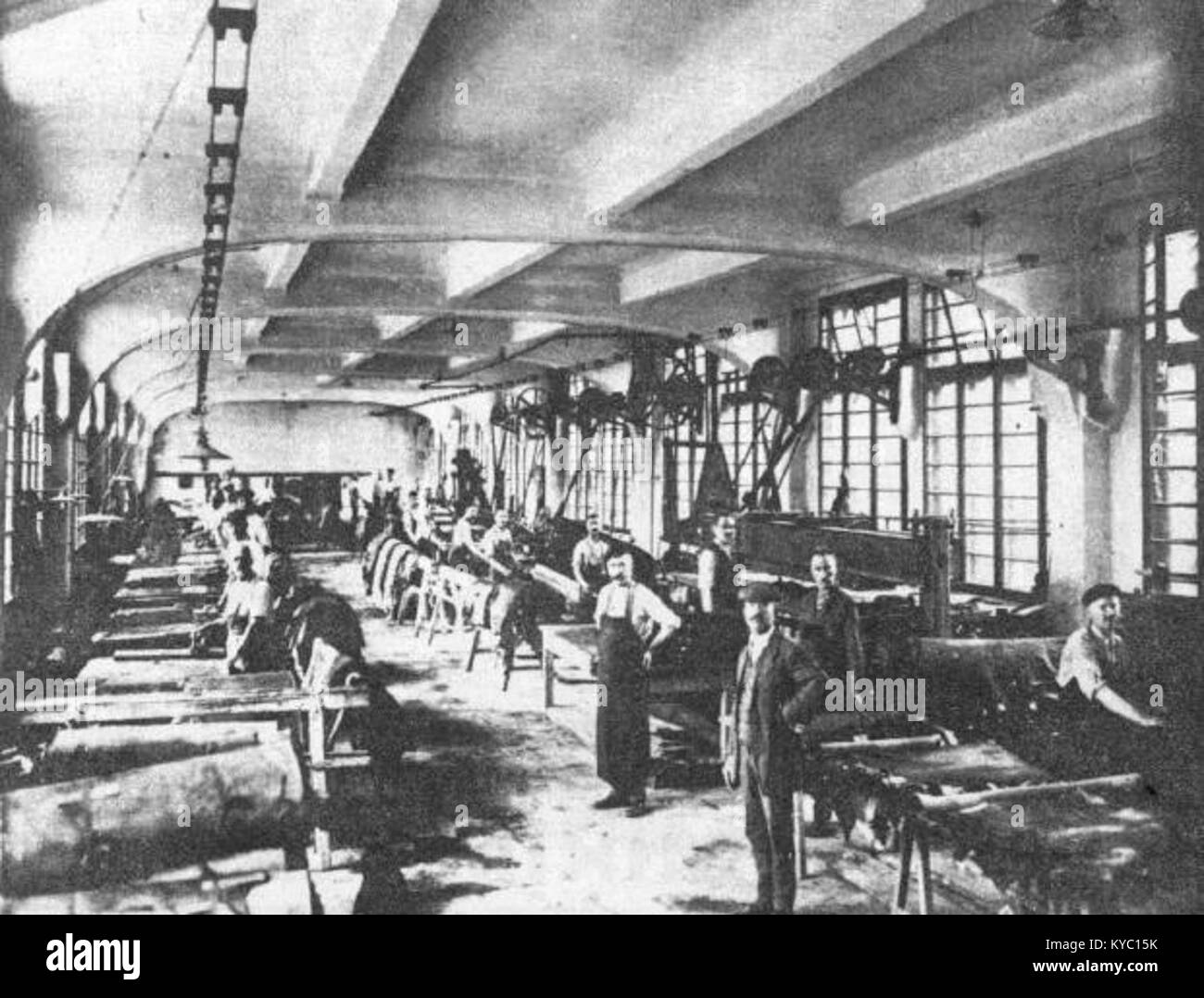 Ein Foto aus den 1950er Jahren, das das Innere der Fabrik Pollak in Ljubljana, Slowenien, zeigt. Das Bild dokumentiert industrielle Produktion, Arbeiter und Maschinen und spiegelt die industrielle Entwicklung der Nachkriegszeit in der Region wider. Stockfoto