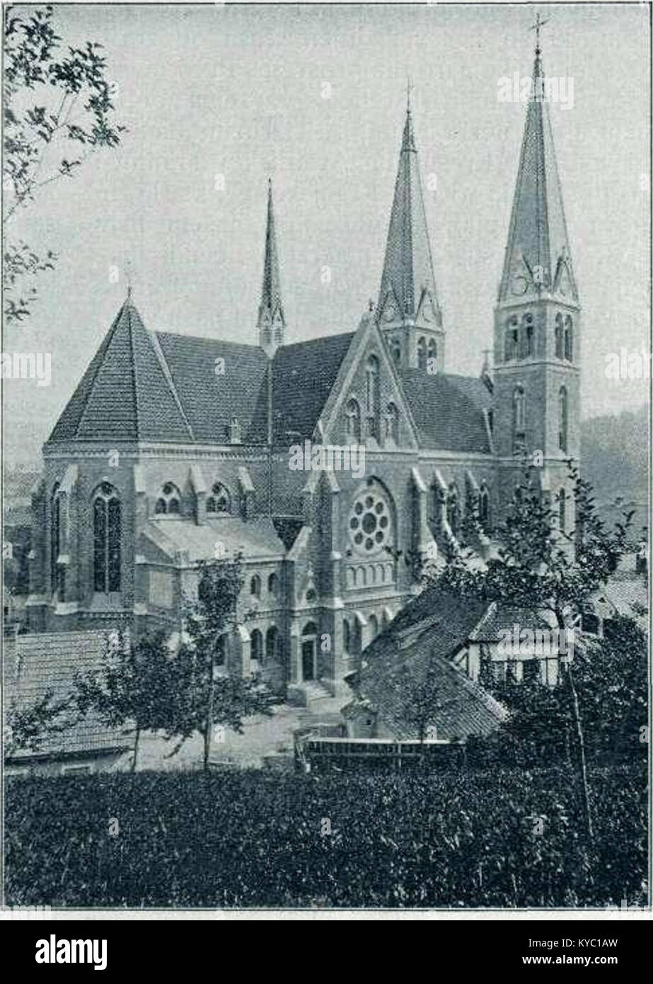 Die Pfarrkirche St. Martin in Šmartno pri Litiji, Slowenien, wurde im neogotischen Stil erbaut und am 15. September 1901 geweiht, nachdem das frühere Gebäude aus dem 15. Jahrhundert abgerissen wurde, weil es zu klein geworden war. Sie ist die zentrale Kirche der Stadt und verfügt über Doppeltürme und Pfarrarchitektur aus dem 20. Jahrhundert. Stockfoto