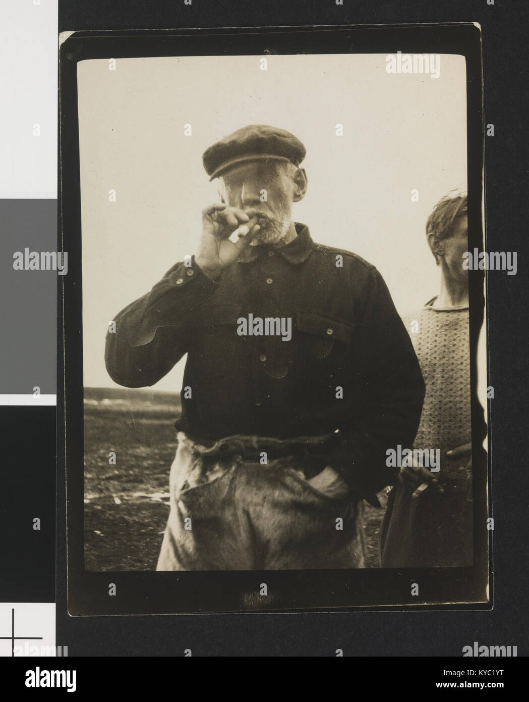 Das Foto aus dem Archiv des Norwegischen Polarinstituts zeigt die Rückkehr einer Expedition in die Forschungssiedlung in NY‑Ålesund, Svalbard, Norwegen, und veranschaulicht polare Forschungsoperationen, logistische Bewegungen und das menschliche Bemühen der arktischen Wissenschaft. Stockfoto