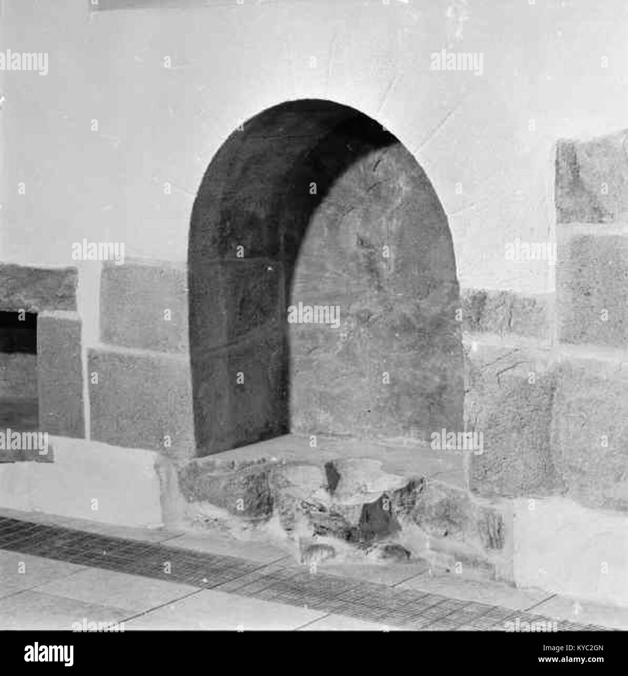 Die kirchliche Stätte Nydala Klosterkyrka kombiniert erhaltene mittelalterliche Kirchenelemente mit späteren Ergänzungen rund um das erhaltene Kloster. Die stehende Kirche nimmt den östlichen Teil ein, während die umliegenden Ruinen und Gärten ihre klösterliche Vergangenheit in der Nähe des Rusken-Sees in Småland widerspiegeln. Stockfoto