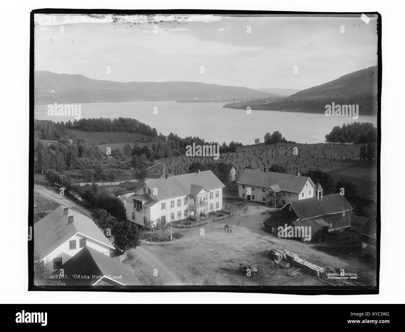 Ein historisches Bild des Odnös Hotel Land, ein wichtiges Wahrzeichen der regionalen Gastfreundschaft, das eine bedeutende Rolle für lokale Reisen, Unterkunft und das Gemeindeleben spielte. Stockfoto