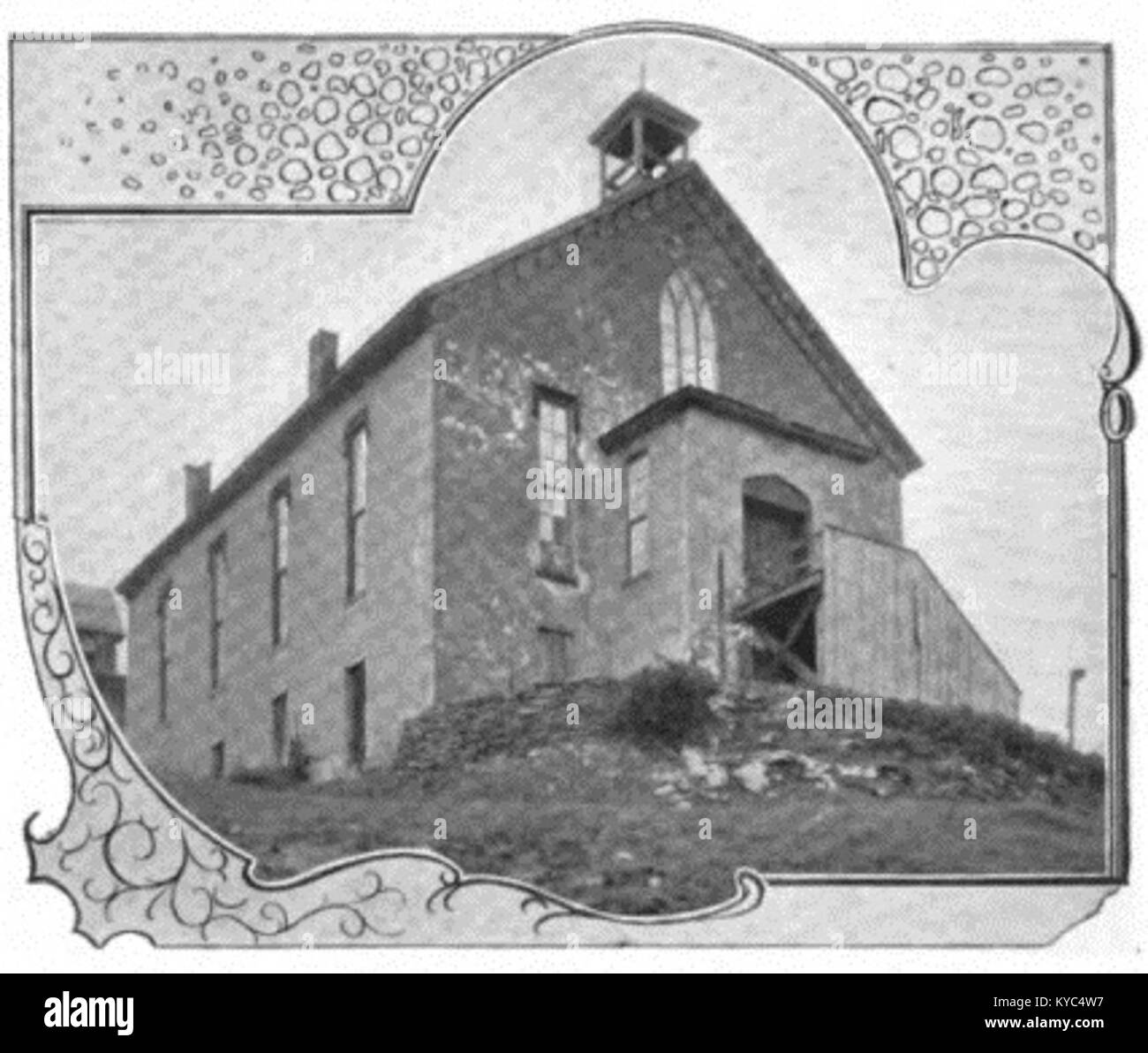 Die Old St. John’s Episcopal Church in Harpers Ferry, West Virginia, ist ein historisches Wahrzeichen, das die Architektur des Neugotts und die Geschichte der Region aus der Zeit des Bürgerkriegs widerspiegelt. Stockfoto