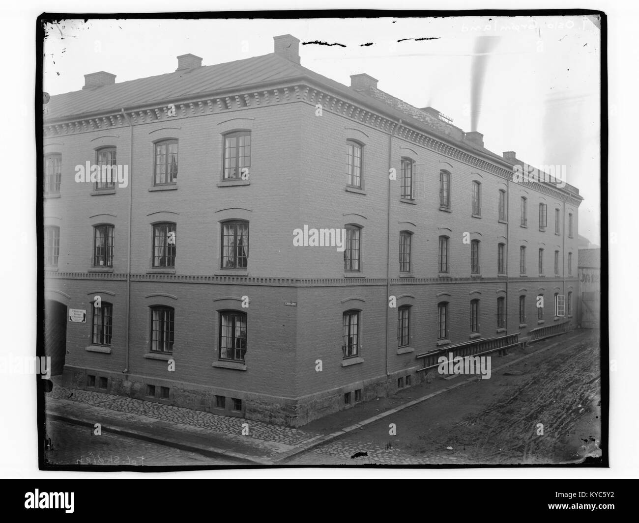 Historisches Foto des Stadtteils Grønland in Oslo, Norwegen, zeigt städtische Straßenlandschaft, Bewohner und kommerzielle Aktivitäten, die typisch für das Leben des frühen 20. Jahrhunderts in der Gegend sind. Stockfoto