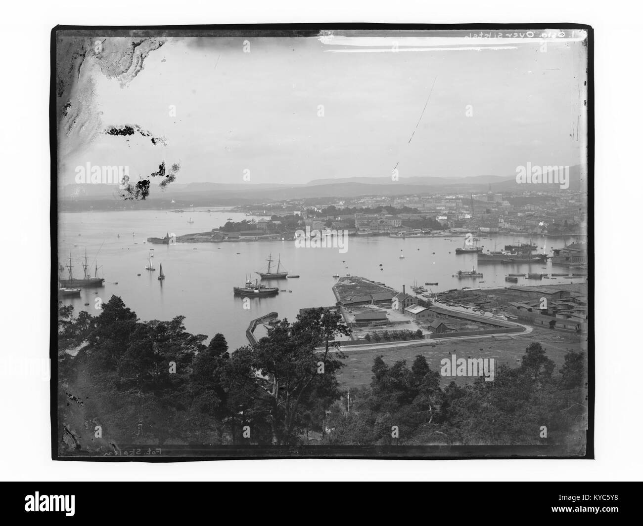 Panoramablick von Ekeberg mit Blick auf Bjørvika und Akershus in Oslo, Norwegen, mit Blick auf den Hafen, die Festung und die Skyline der Stadt. Stockfoto