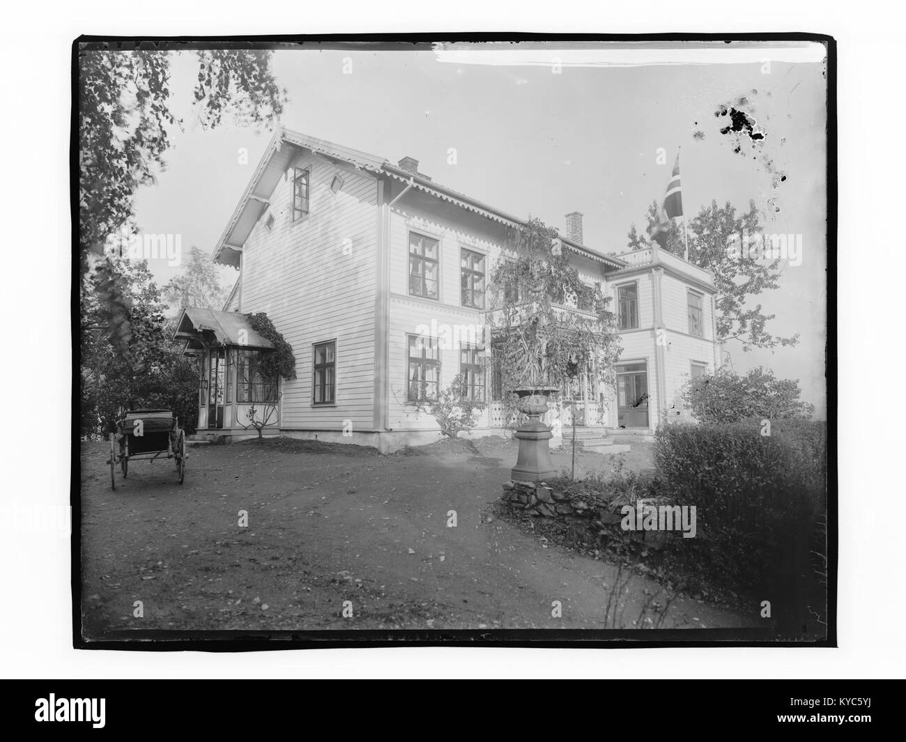 Eine Fotografie von Ullevålsveien 102 in Oslo, Norwegen, die Wohnarchitektur und Straßengestaltung zeigt, die für die Stadtentwicklung des frühen 20. Jahrhunderts repräsentativ sind. Stockfoto
