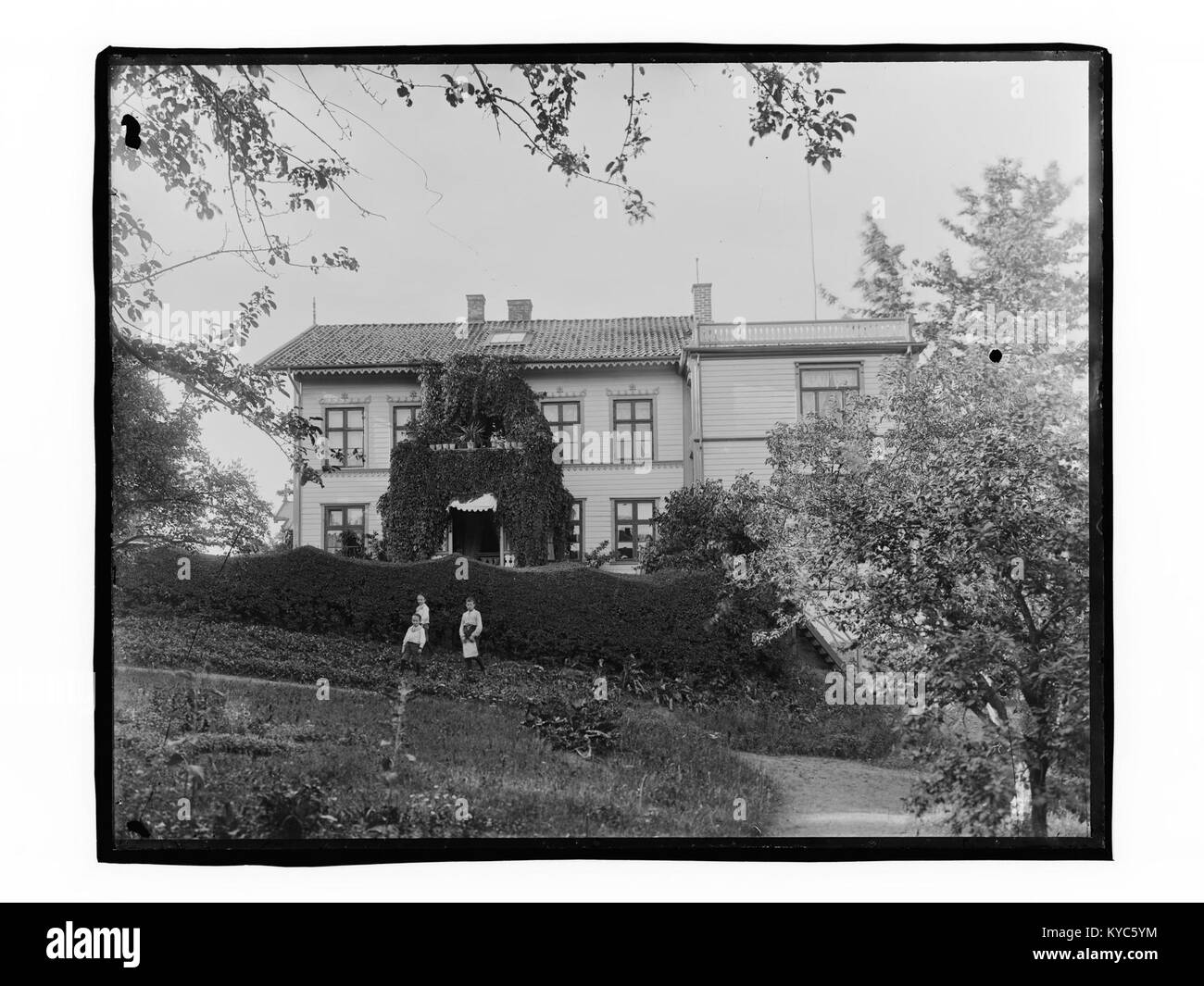 Ein Foto eines Gebäudes an der Ullevålsveien 102 in Oslo, Norwegen, das die städtische Wohnarchitektur zeigt, die typisch für die Entwicklung der Stadt zu Beginn des 20. Jahrhunderts ist. Stockfoto
