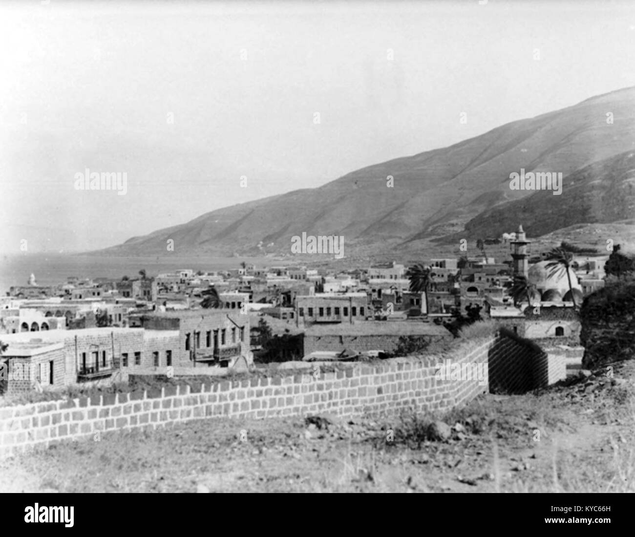 Oswald Hillam (Ossie) Coulson. Eine allgemeine Ansicht von Tiberias, See Genezareth im Hintergrund Stockfoto