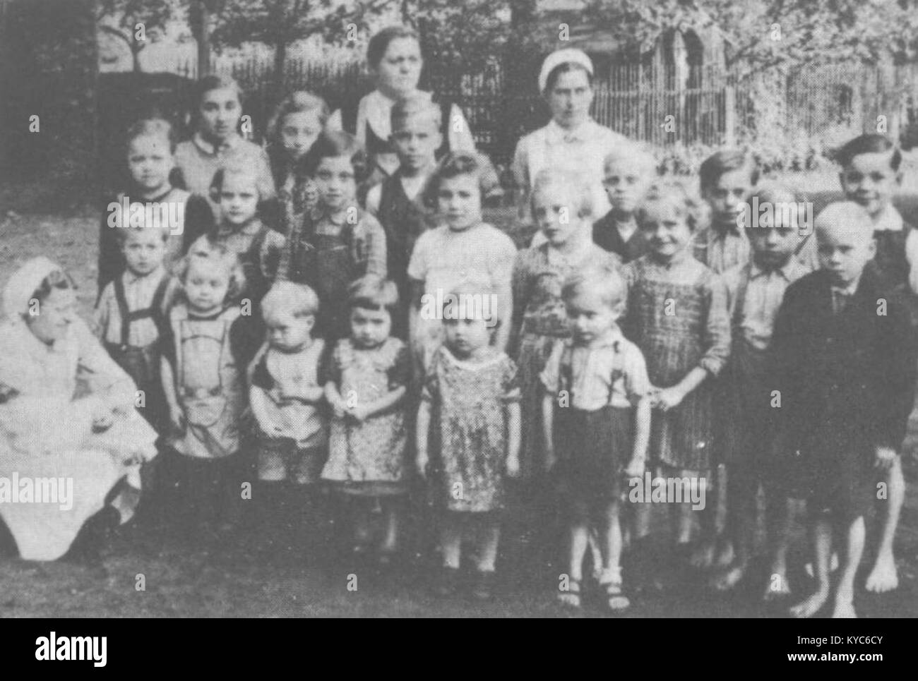 Dies bezieht sich auf die Kinder slowenischer Exilanten im Freitaler Lager bei Dresden, die das Vertreibung und das Flüchtlingsleben während und nach dem Zweiten Weltkrieg darstellen Stockfoto