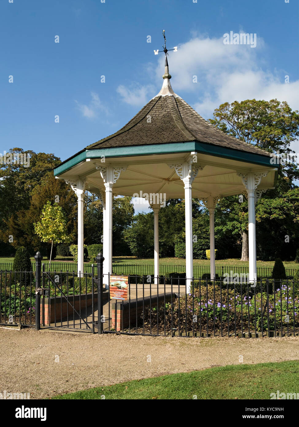 Alte achteckige Viktorianische Musikpavillon, Stamford Recreation Ground, Town Park, Stamford, Lincolnshire, England, Großbritannien Stockfoto