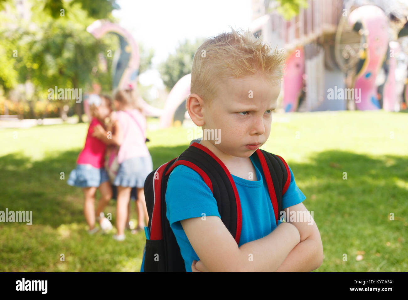 Traurig einsames Kind durch Kinder gemobbt, Stockfoto