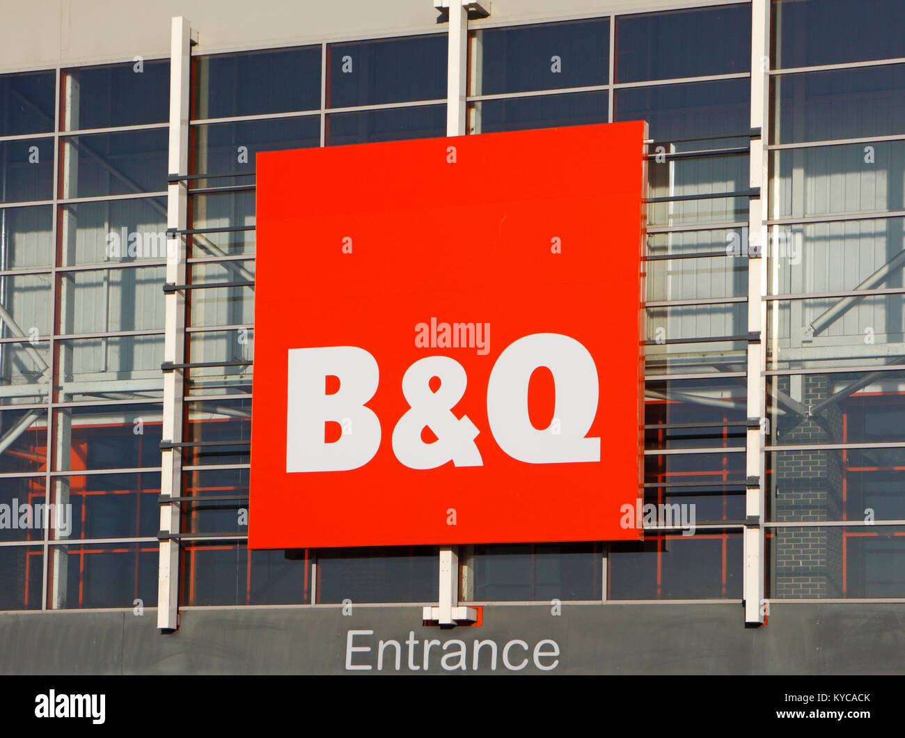 B&Q Zeichen außerhalb ihrer Store in Hellesdon, Norwich, Norfolk, Großbritannien, Europa. Stockfoto