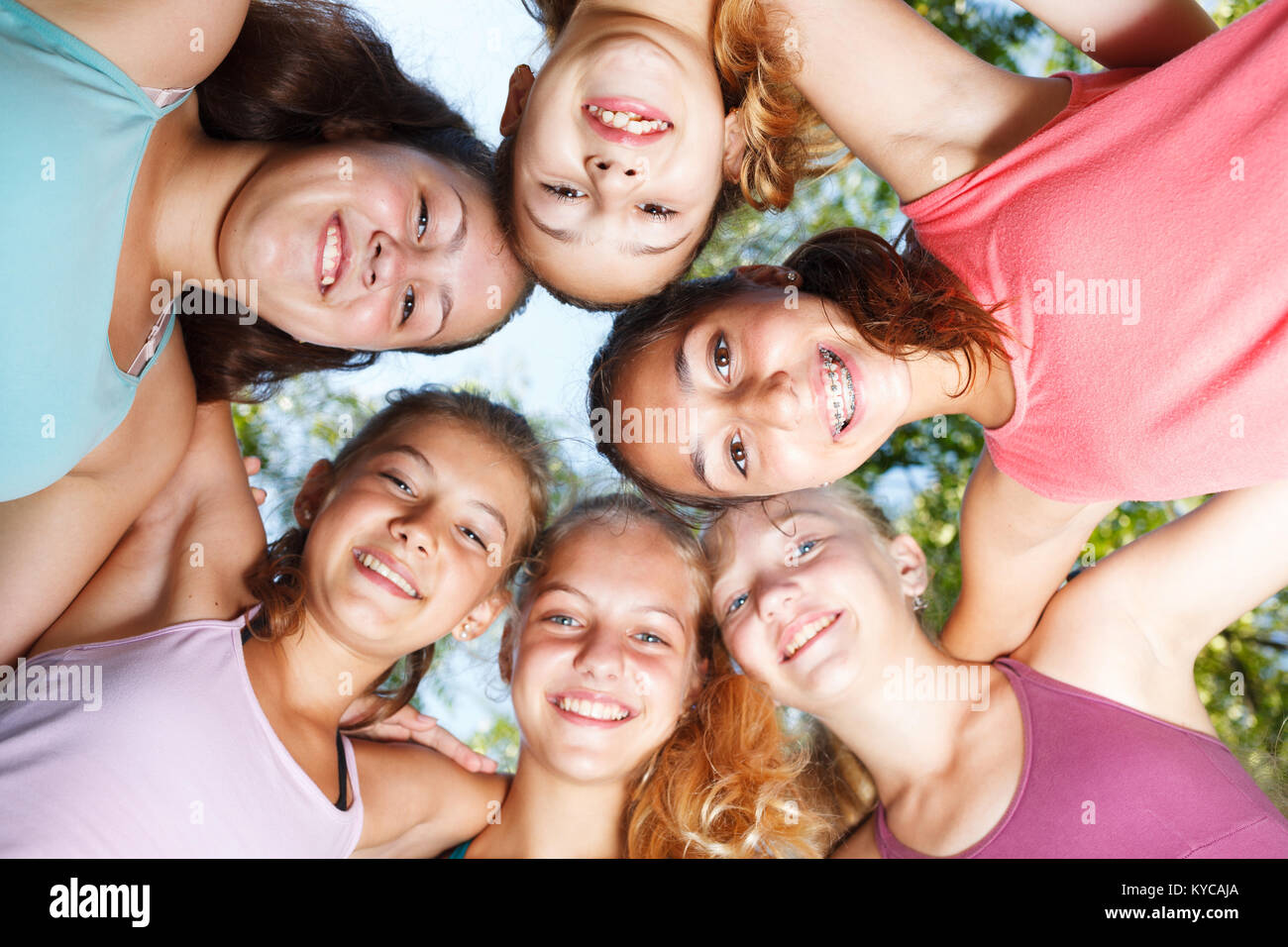 Nahaufnahme der fröhlichen Mädchen im Teenageralter Stockfoto