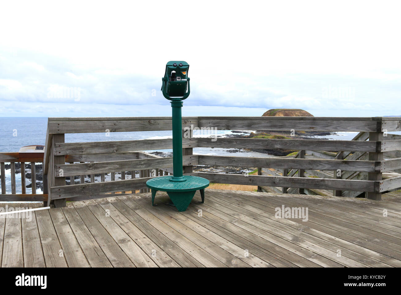 Münzbetriebene Sightseeing Fernglas an der Aussichtsplattform in der Nähe von Seal Rock und die Nobbies Phillip Island Victoria Australien Stockfoto