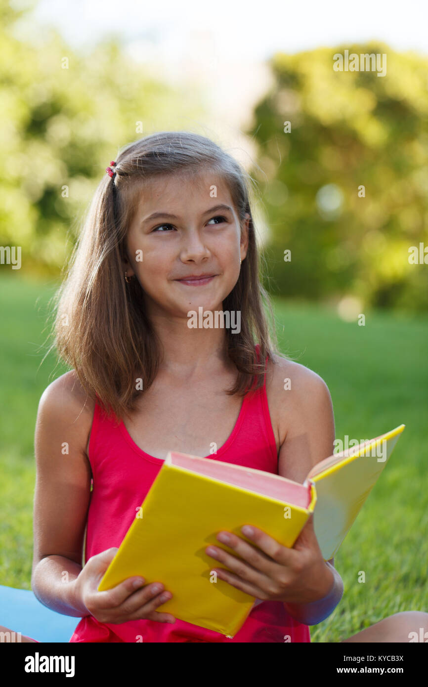 Kleines Mädchen halten gelbe Buch Stockfoto