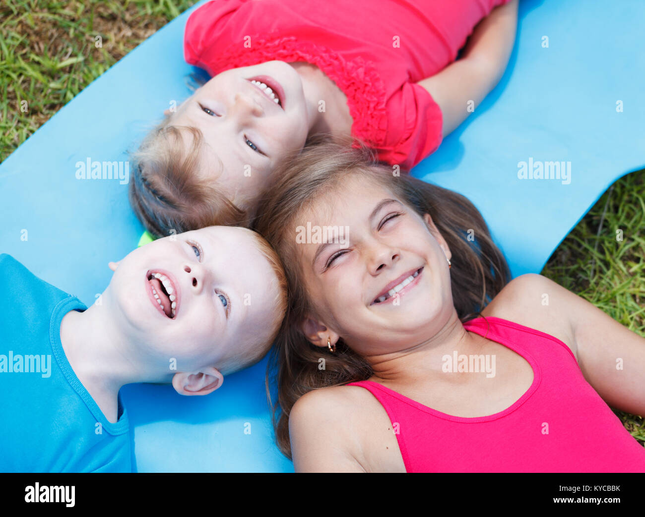 Nahaufnahme der fröhlichen Kinder außerhalb Stockfoto