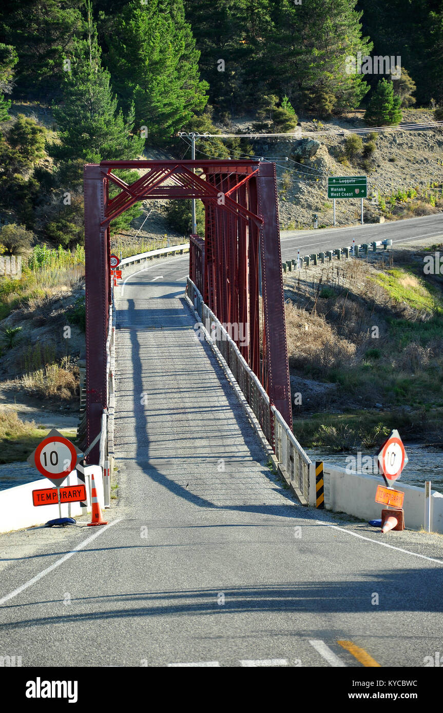 Eine Fahrspur einspurige Brücke über Clutha River Engen an Luggate auf dem State Highway 8 A. Nach Wanaka. Neuseeland Südinsel Stockfoto