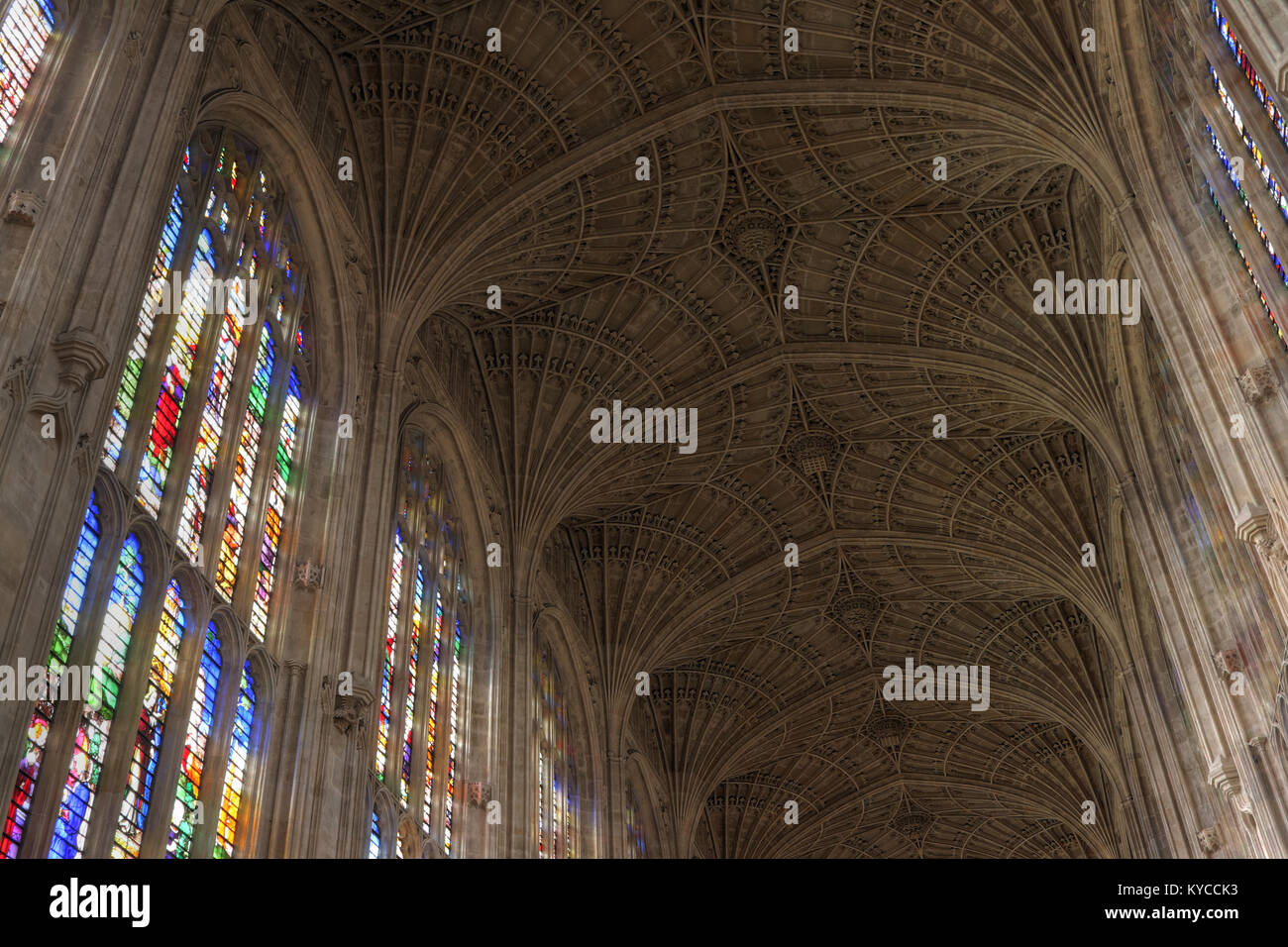 Ventilator Gewölbedecke und Glasmalereien des Kings College Kapelle an der Universität von Cambridge, England Stockfoto