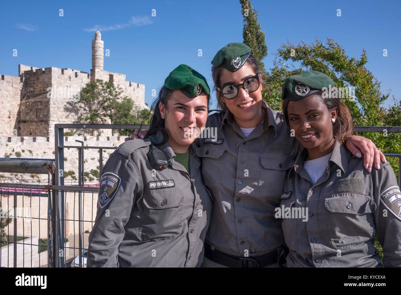 Drei junge militärische Frauen vor den Stadtmauern und dem Turm Davids, in Jerusalem, Israel Stockfoto