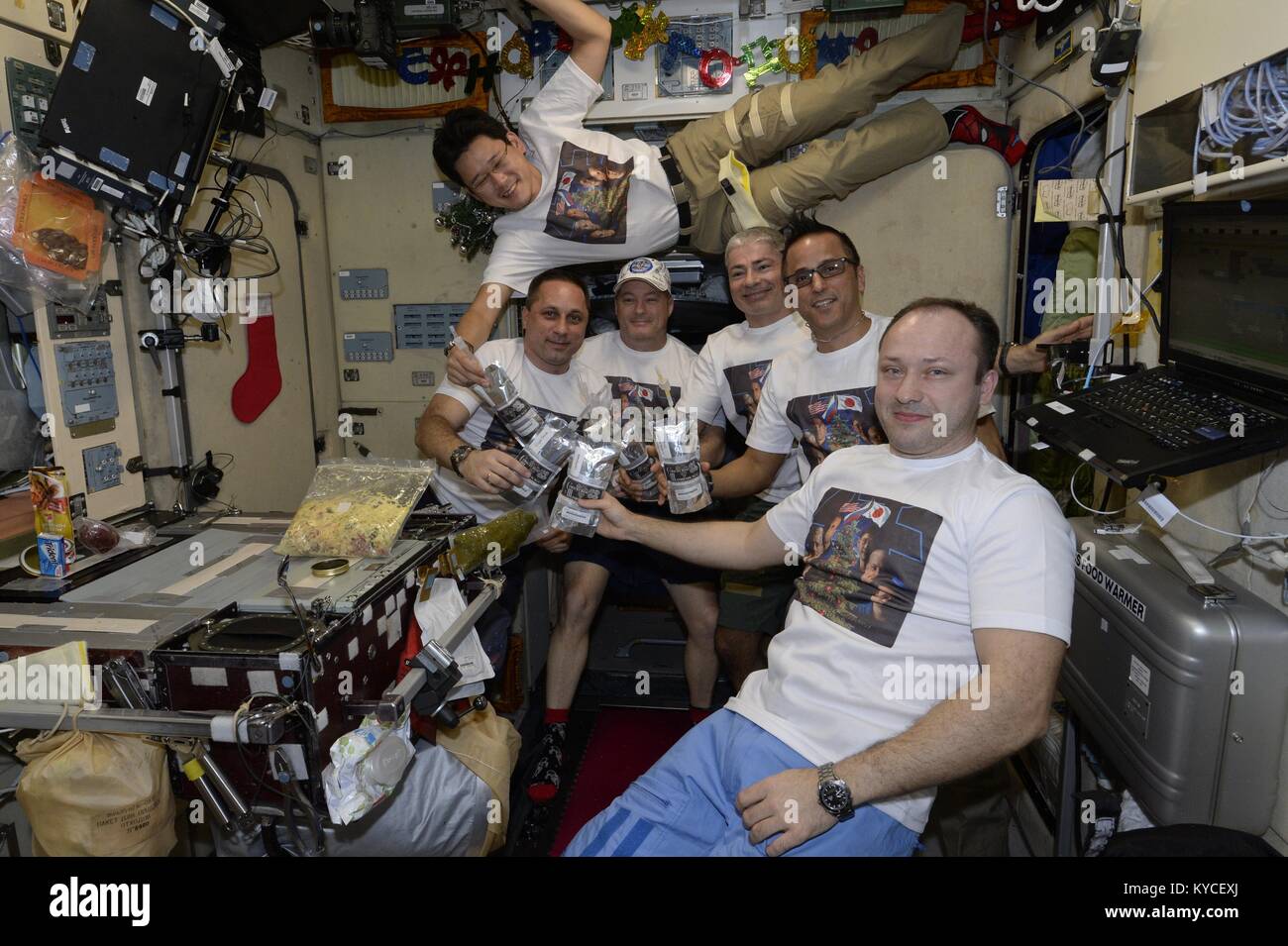 Expedition 54 Crew Mitglieder feiern das neue Jahr an Bord der Internationalen Raumstation am 1. Januar 2018 in der Erdumlaufbahn. Mannschaft von Links nach Rechts: JAXA Astronauten Norishige Kanai, Roskosmos Kosmonaut Anton Shkaplerov, NASA-Astronauten Scott Prickeln, Mark Vande Hei, Joe Acaba und Roskosmos Kosmonauten Alexander Misurkin. Stockfoto