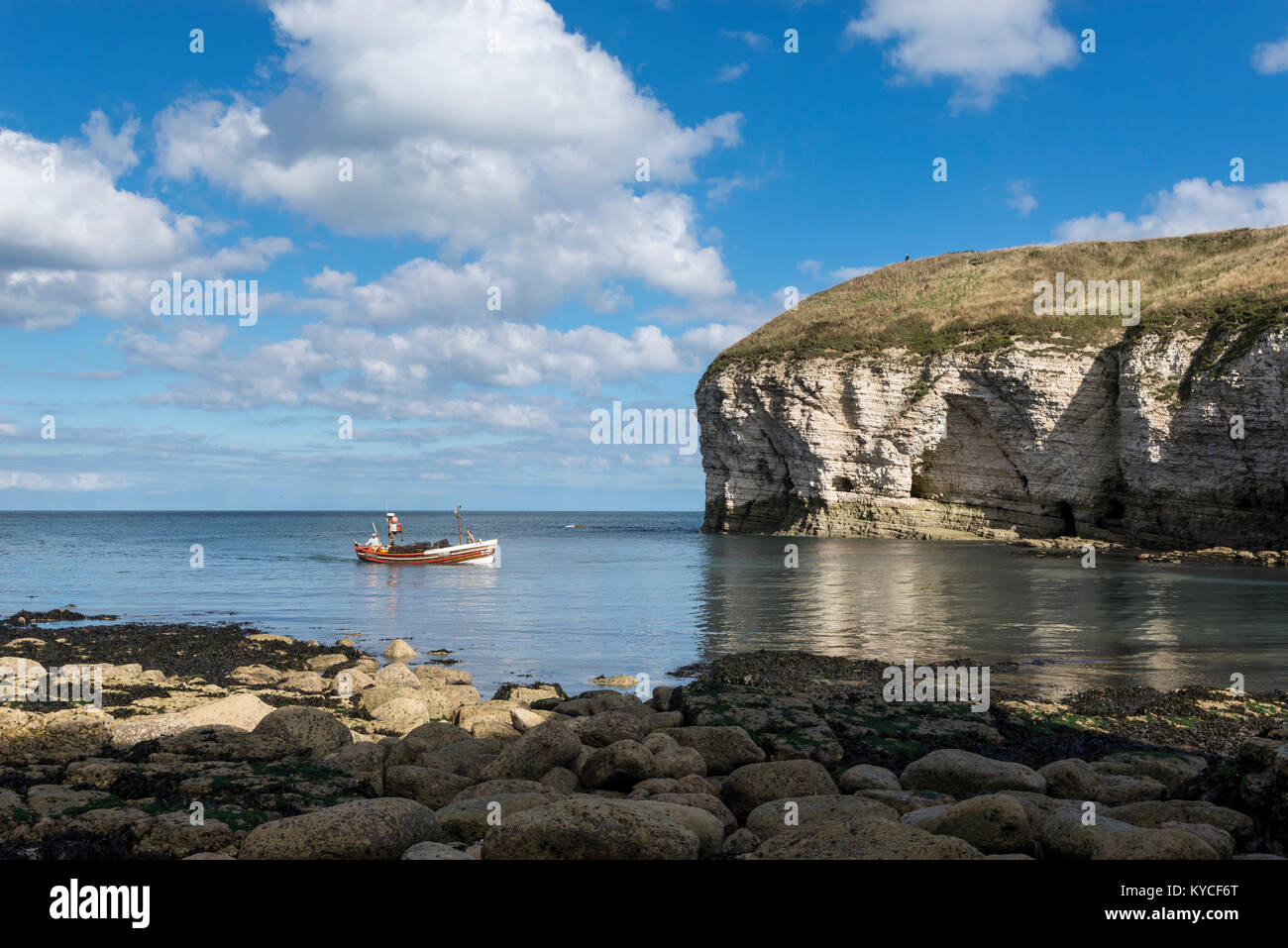 Die kleinen traditionellen Fischerboot an der Anlegestelle, North Yorkshire, England. Stockfoto