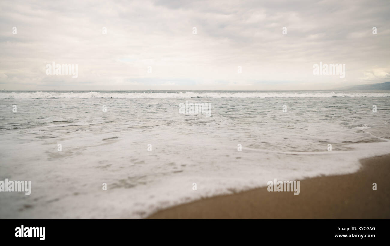 Ozean Wellen am Strand von Santa Monica in trüben November Tag - Fotos Stockfoto