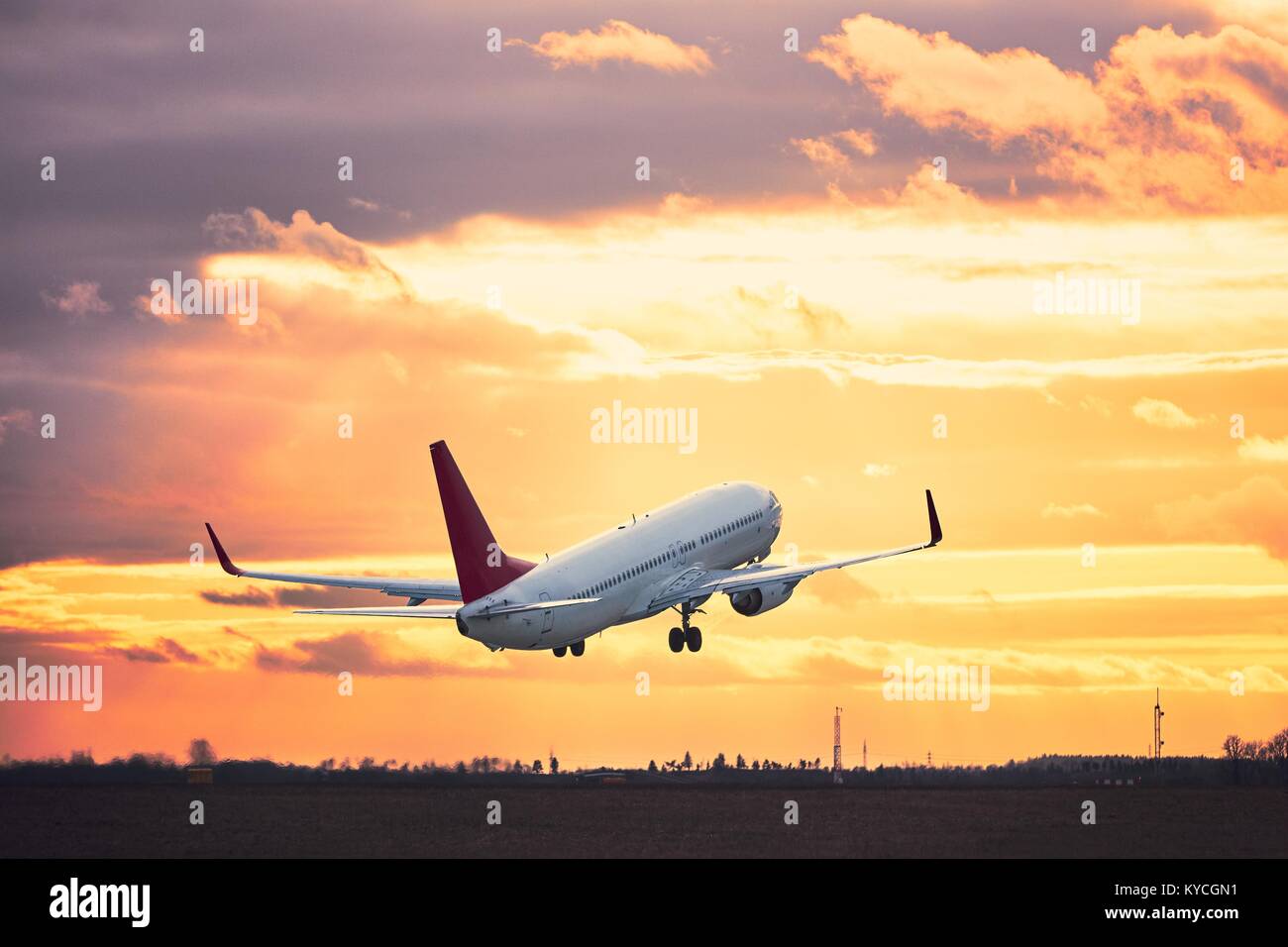 Flugzeug Vom Flughafen Landebahn auf den Sonnenuntergang. Stockfoto