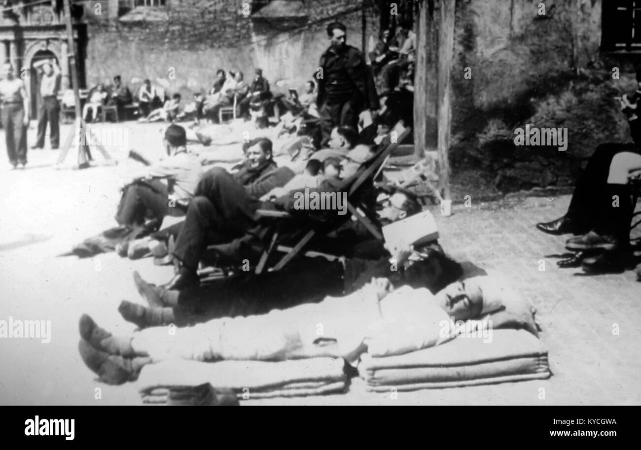 Die Gefangenen im Hof des Oflag IV C, Colditz Schloss, während WW2 Stockfoto