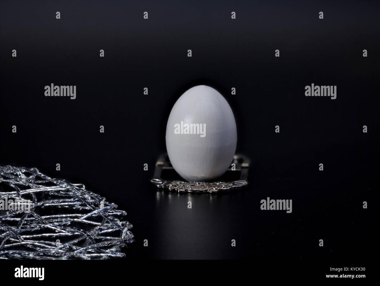 Ei auf einem silbernen stehen bescheidene Frühstück, schwarzer Hintergrund Konzept Luxus, Diät, Enthaltsamkeit Stockfoto