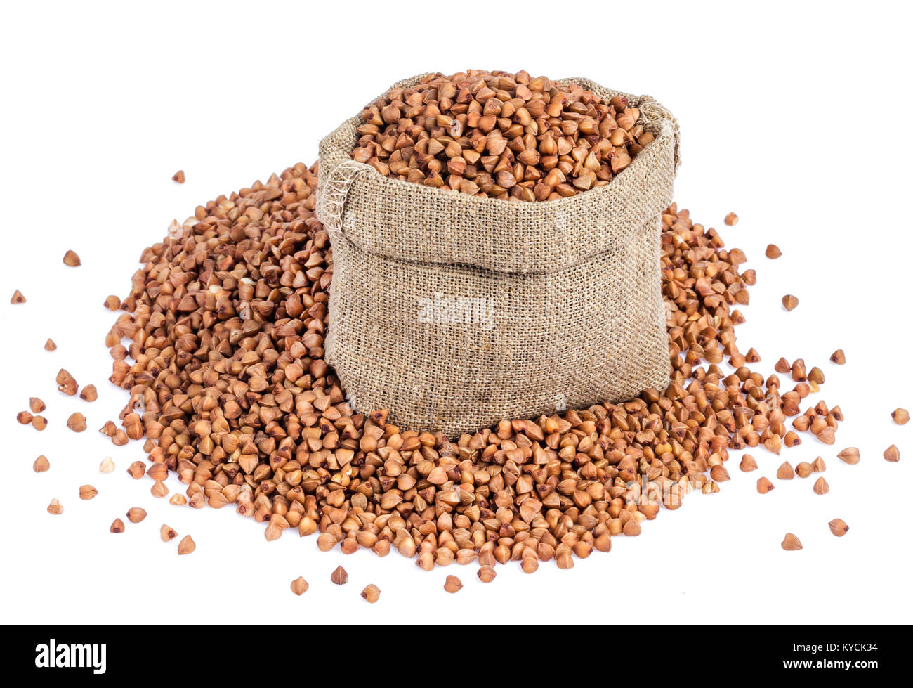 Buchweizen im Beutel auf weißem Hintergrund Stockfoto