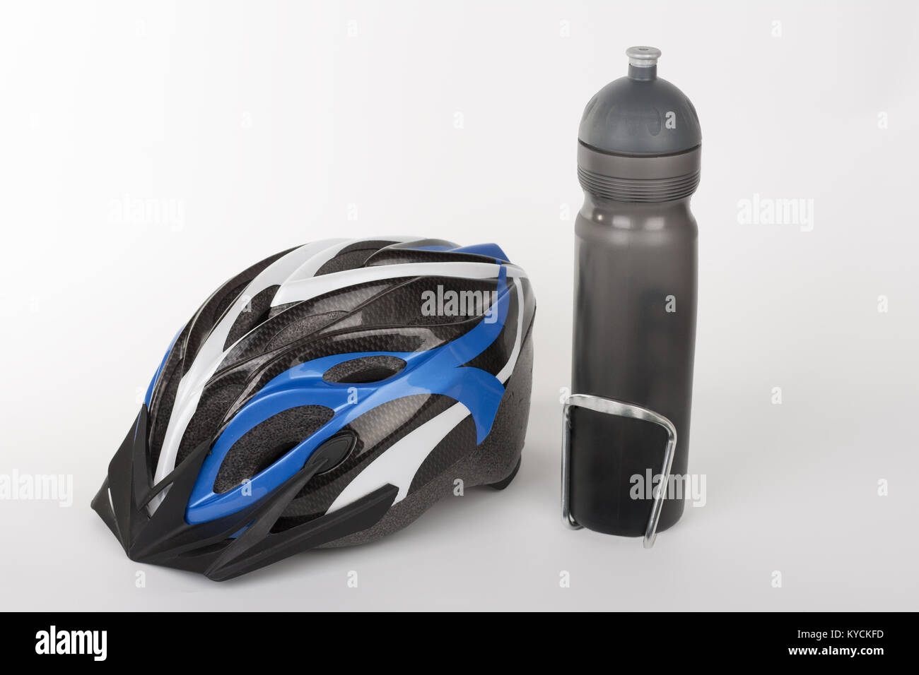 Fahrrad Helm, Schutz der Kopfverletzung auf Radfahren und Wasserflasche, studio Foto auf Hintergrund isoliert Stockfoto