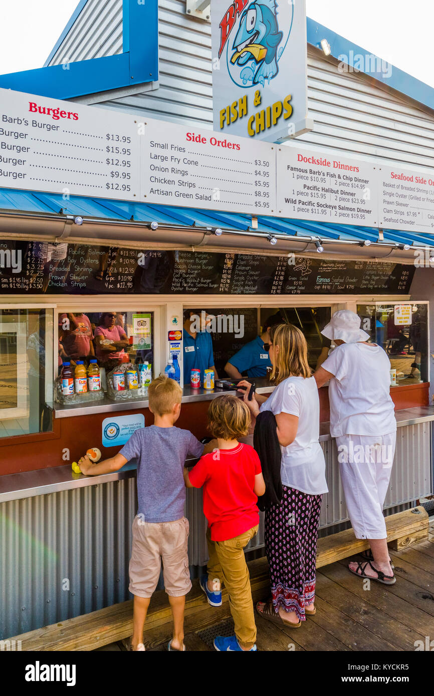 Barb's Fish & Chips am Fisherman's Wharf in Victoria, Kanada eine touristische Attraktion mit Imbissständen, einzigartige Geschäfte und Schwimmer Wohnungen oder Hausboote Stockfoto