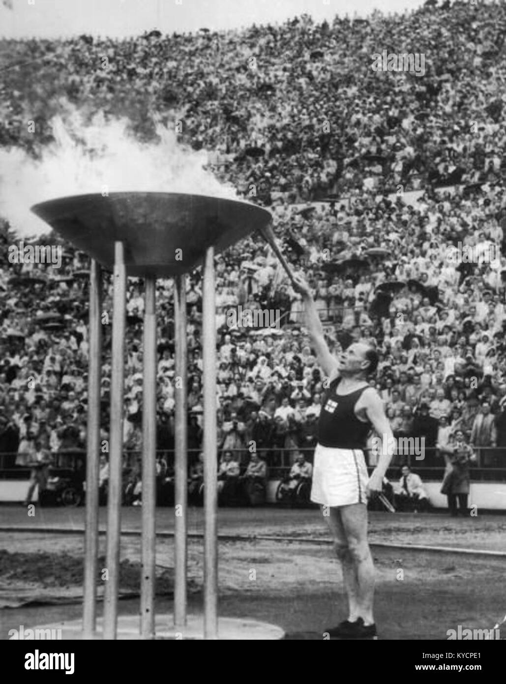 Der finnische Läufer Paavo Nurmi trug die Olympische Fackel ins Stadion und zündete die Flamme bei der Eröffnungszeremonie der Olympischen Sommerspiele 1952 in Helsinki an. Stockfoto