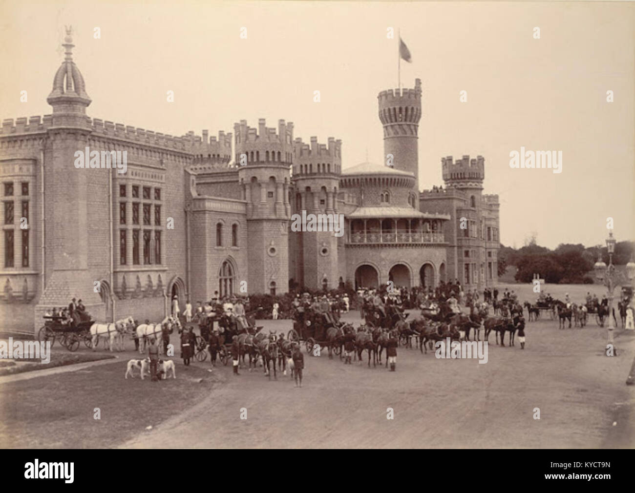 Foto vom „Souvenir of Mysore Album“ aus dem Jahr 1890, das den Bangalore Palace zeigt, der im Tudor Revival-Stil erbaut wurde, mit Türmen, Zinnen und Landschaftsgärten. Stockfoto