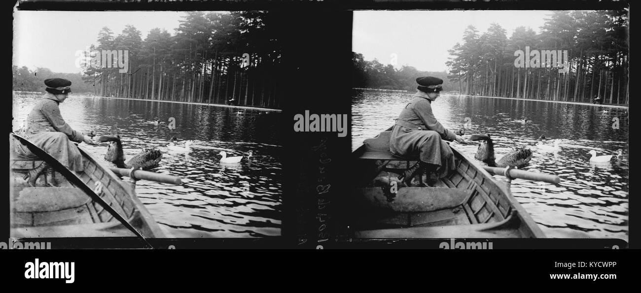 Eine Fotografie vom 10. Oktober 1916, die Marie-Louise Delagarde im Bois de Boulogne in Paris zeigt, Teil des Berthelé-Fotoarchivs, das das Leben in Paris während des Ersten Weltkriegs dokumentiert Stockfoto