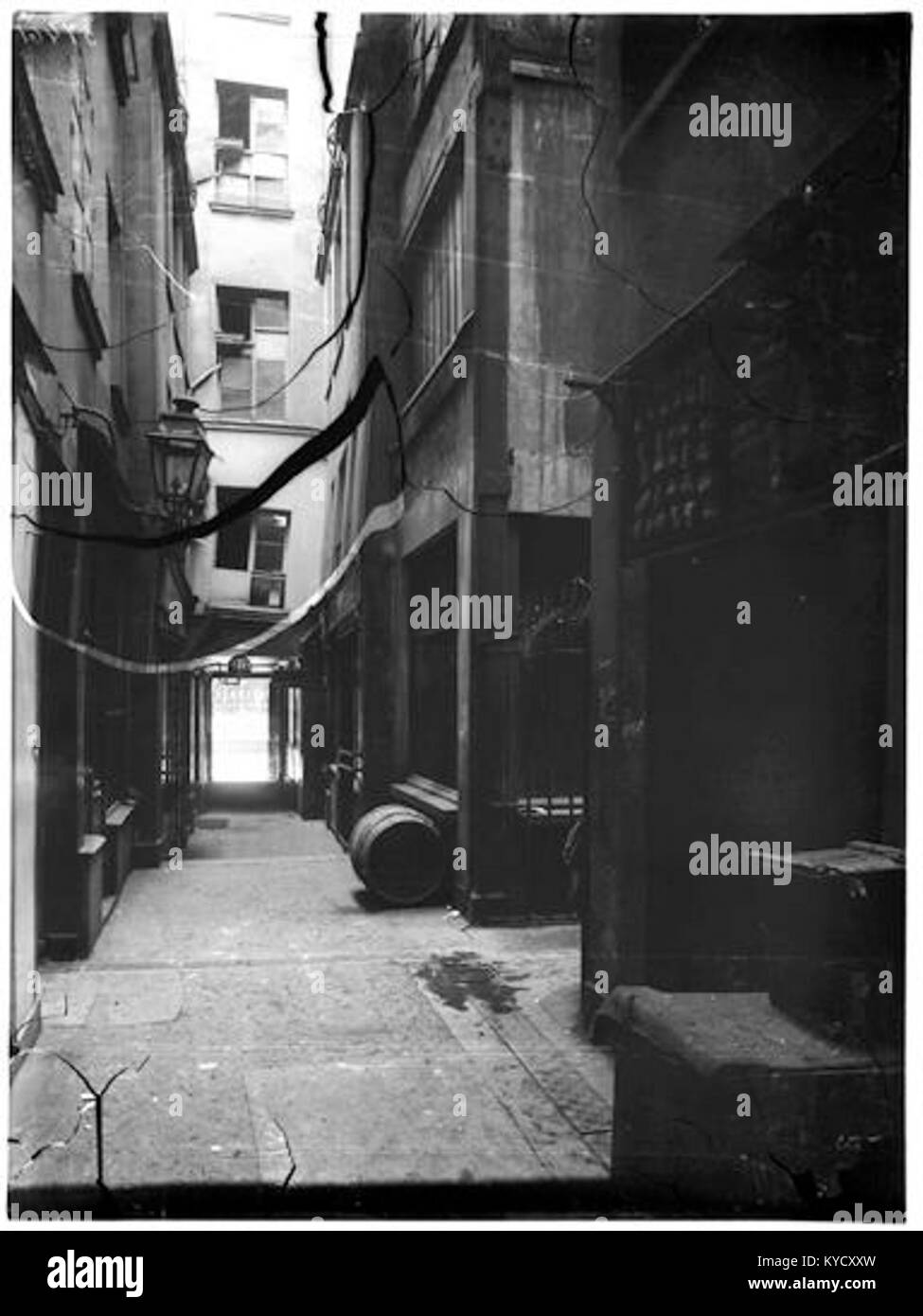 Die Passage d'Athènes in Paris ist eine historische überdachte Arkade mit Architektur aus dem 19. Jahrhundert, Geschäften und kultureller Bedeutung im Stadtzentrum. Stockfoto