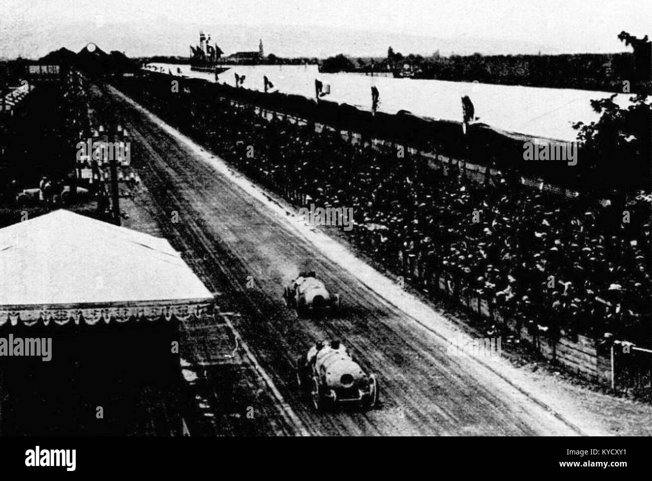 Illustration aus Le Monde Illustré, die den Durchgang von Rennwagen vor den Tribünen beim Grand Prix de l’Automobile Club de France 1922 zeigt. Das Bild zeigt frühe Motorrennen und die Beobachtung der Menschenmenge im Frankreich der 1920er Jahre. Stockfoto