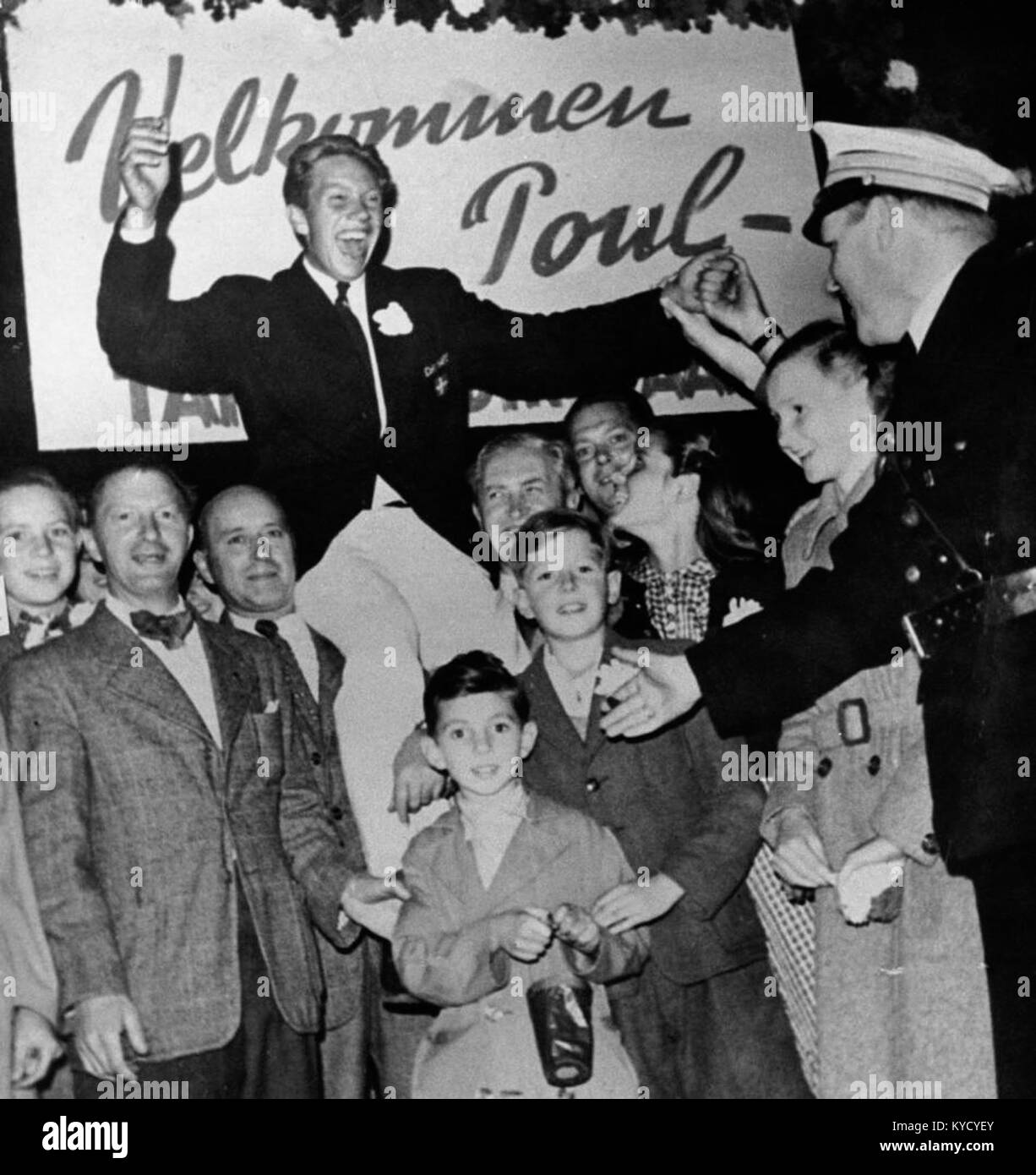 Ein Foto von Paul Elvstrøm, dänischer Seemann und Olympiasieger, aufgenommen 1948, das seine Teilnahme an Wettkampf-Segelveranstaltungen zeigt. Stockfoto